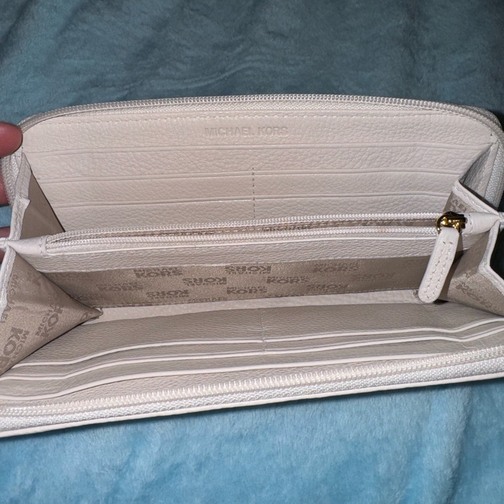 Michael Kors Continental Wallet Vanilla, new with tags - Picture 5 of 12